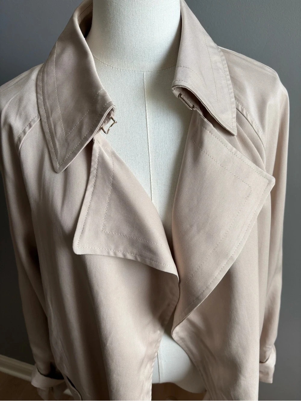 Elie Tahari Open Front Trench Coat With Clasp - Picture 2 of 9